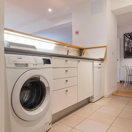 Appartamento Downtown 2-bedroom W/terrace Lisbona