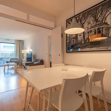 Downtown 2-bedroom W/terrace 리스본